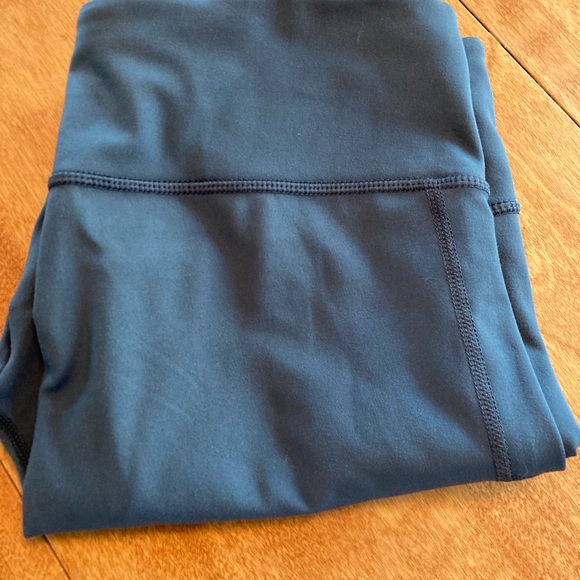 EUC GAPfit blackout workout leggings. Capri - Picture 11 of 11